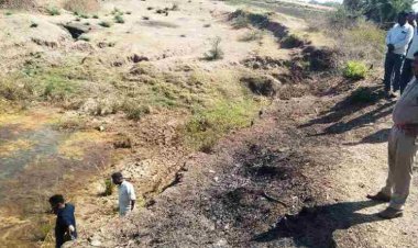 युवक ने अपने दो मासूम बच्चों को जहर देकर पानी में डुबो दिया और खुद भी खा लिया जहर, बच्चों की मौत, पिता गंभीर