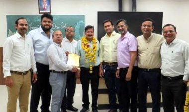 मेडिकल कॉलेज के निवर्तमान डीन डॉ. जितेंद्र गुप्ता को चिकित्सकों ने दी विदाई, प्रत्युत्तर में डॉ. गुप्ता ने ज्ञापित किया सभी के प्रति धन्यवाद