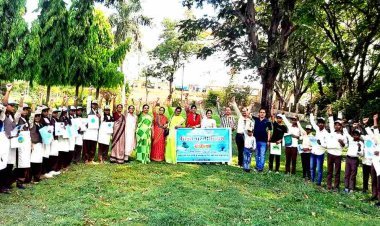 रतलाम में ऐसे मना पृथ्वी दिवस : विद्यार्थियों ने रंग और तूलिका की मदद से कैनवास पर उकेरा धरती का दर्द, शपथ लेकर कहा- हम करेंगे इसका का संरक्षण