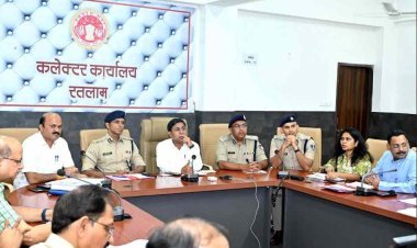 हलचल चुनाव की : गर्मी ने बढ़ाई अफसरों की चिंता, संभागायुक्त गुप्ता रतलाम में बोले- मतदान केंद्र में नहीं हो पीने के पानी की कमी