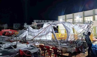 इसे कहते हैं आपदा प्रबंधन ! आंधी से उड़े मतदान सामग्री जमा करने के लिए लगाए टेंट-तंबू, प्रशासन ने बिजली की फुर्ती से कर दी नई व्यवस्था, देखें वीडियो...