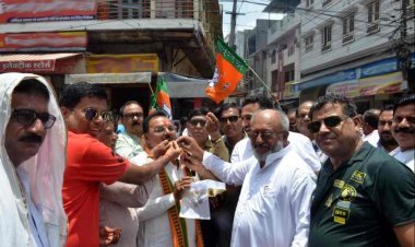आनंद उत्सव : नरेन्द्र मोदी का नाम तीसरी बार प्रधानमंत्री के लिए चुने जाने पर भाजपा ने मनाया उत्सव, जुलूस निकाला और आतिशबाजी कर मिठाई खिलाई