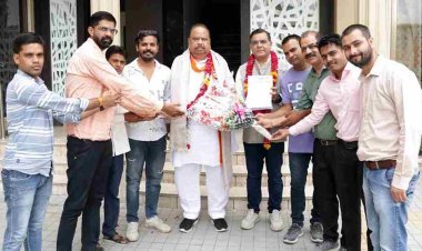 आभारोक्ति : शासकीय कला एवं विज्ञान महाविद्यालय के अस्थायी कर्मचारी हुए स्थायी, कैबिनेट मंत्री चेतन्य काश्यप का स्वागत कर ज्ञापित किया धन्यवाद