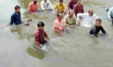 कब जागोगे सरकार ? ये लोग किसी पर्व पर नदी में स्नान नहीं कर रहे, बल्कि सरकार को जगाने के लिए जल सत्याग्रह कर रहे हैं