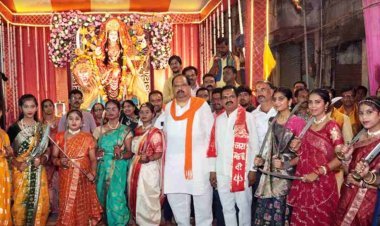 कैबिनेट मंत्री चेतन्य काश्यप ने गरबा पंडालों में पहुंचकर किए मातारानी के दर्शन, कसारा बाजार में बालिकाओं ने तलवार के साथ किए गरबे