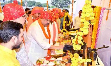 ऐसे मना दशहरा : मंत्री चेतन्य काश्यप ने वैदिक मंत्रोच्चार के साथ जिला पुलिस लाइन में किया शस्त्र-पूजन, महापौर प्रहलाद पटेल, कलेक्टर राजेश बाथम और एसपी अमित कुमार दी यज्ञ में आहुति