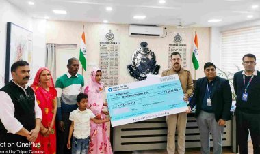संवादनाओं का मरहम : सड़क हादसे में जान गंवाने वाले ऑन ड्यूटी आरक्षक राकेश मोरे के परिजन को सौंपा 1 करोड़ रुपए का चेक, PSP योजना के तहत मिली आर्थिक सहायता