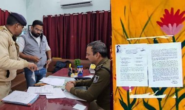 चर्चित खबर ! RPF के पूर्व जवान ने तहसीलदार पर लगाया भ्रष्टाचार का आरोप, शिकायती पर्चा कलेक्ट्रेट की दीवार पर चिपकाया, तहसीलदार ने दर्ज कराई संपत्ति विरूपण मामले की FIR
