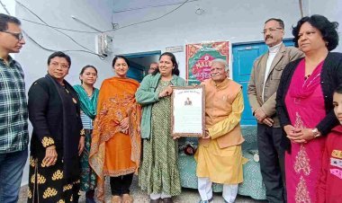 सक्षम संचार फाउंडेशन ने साहित्यकार एवं कवि अज़हर हाशमी को घर जाकर दिया ‘मालवा अलंकरण’, हाशमी बोले- ‘मैं इसे भूल नहीं पाऊंगा’