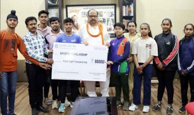 राज्य स्तरीय पदक प्राप्त 12 खिलाड़ियों को कैबिनेट मंत्री चेतन्य काश्यप ने खेलवृत्ति प्रदान की