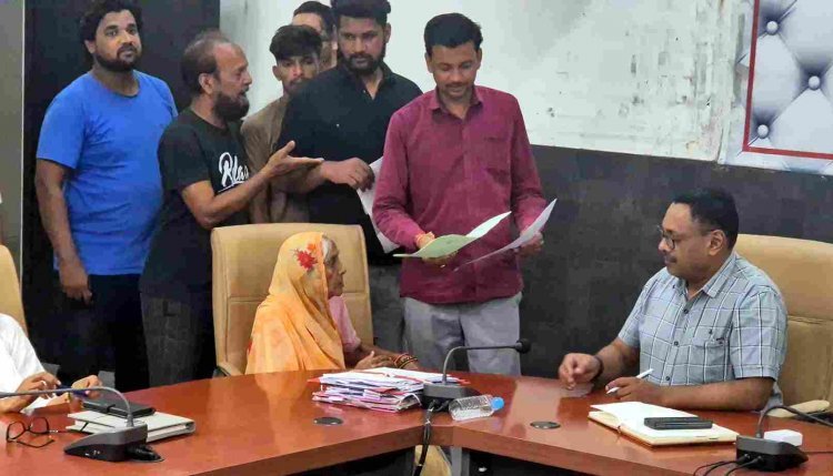 ऐसे  ‘कपूतों’ से भगवान बचाएं ! कलयुगी बेटों ने सम्पत्ति हड़पकर 92 वर्षीय मां को घर से निकाला, अंगूठा लगवाकर अपने नाम कर ली सारी संपत्ति