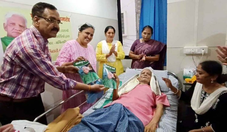 ‘बलिहारी गुरु आपकी’ : प्रो. अज़हर हाशमी के प्रति उनके शिष्यों ने अनूठे ढंग से व्यक्त की कृतज्ञता, गंभीर बीमारी से जूझ रहे हाशमी का अस्पताल में चल रहा उपचार