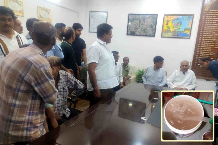 फिक्र जनता की ! घरों में सप्लाई हो रहा दूषित और सीवरेज का पानी बन रहा मौत का कारण ! नगर सरकार को जगाने पूर्व गृह मंत्री कोठारी जनता के साथ पहुंच गए नगर निगम