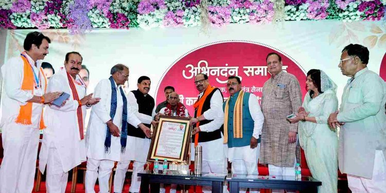 राष्ट्र सेवक, लोकतंत्र सेनानी कन्हैयालाल मौर्य "मामाजी" का मुख्यमंत्री डॉ. मोहन यादव ने किया अभिनंदन, संघर्षपूर्ण जीवन वृत पुस्तक का विमोचन भी हुआ