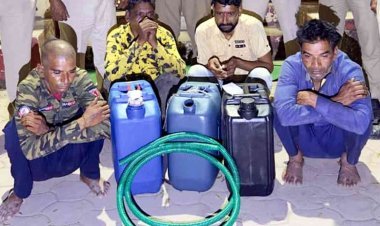 आप भी रहे अलर्ट ! बिजली ट्रांसफार्मर से ऑइल चुरा रहे थे चार बदमाश, ग्रामीणों ने पकड़ कर किया पुलिस के हवाले