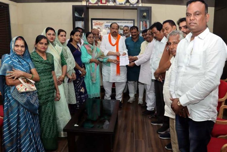 नगर की समस्याओं को लेकर कांग्रेस पार्षद दल ने दिया कैबिनेट मंत्री चेतन्य कश्यप को ज्ञापन, विधायक निधि से काम कराने की मांग भी की