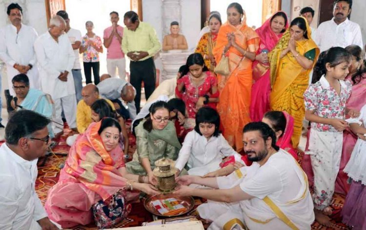 धर्म – संस्कृति : श्री जयन्तसेन धाम मंदिर पर चेतन्य काश्यप परिवार ने चढ़ाई ध्वजा, 10वीं वर्षगांठ पर हुआ धार्मिक आयोजन