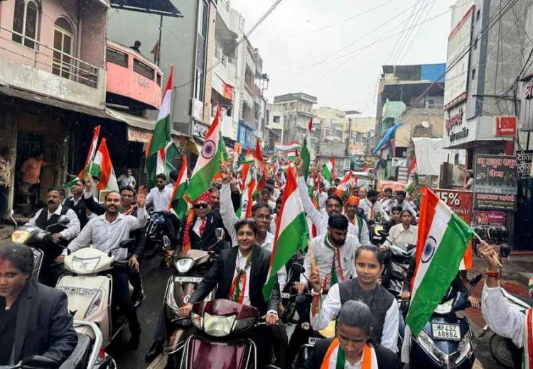 तिरंगा यात्रा : कोर्ट में जिरह करने वाले वकीलों ने किया भारत माता की जय और वन्देमातरम् का उद्घोष, संविधान और राष्ट्र की रक्षा का संकल्प दोहराया