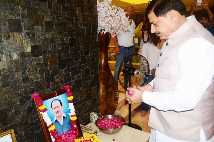 मुख्यमंत्री मोहन यादव ने महापौर प्रहलाद पटेल के पिता दिवंगत बाबूलाल पटेल को श्रद्धा सुमन अर्पित किए