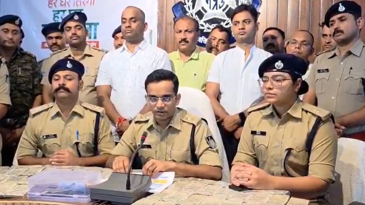 छतरपुर पुलिस को सफलता : कर्ज के कारण फ्रेंचाइजी संचालक ने 3 भइयों के साथ मिलकर की 61 लाख की लूट, SP अगम जैन के निर्देशन में हुआ कार्रवाई, 4 आरोपी गिरफ्तार
