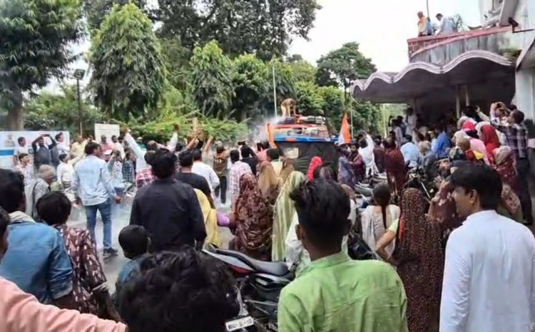 रतलाम में नगर निगम के खिलाफ कांग्रेस का प्रदर्शन, चैनल गेट पर ताला जड़ा, पुतला फूंका