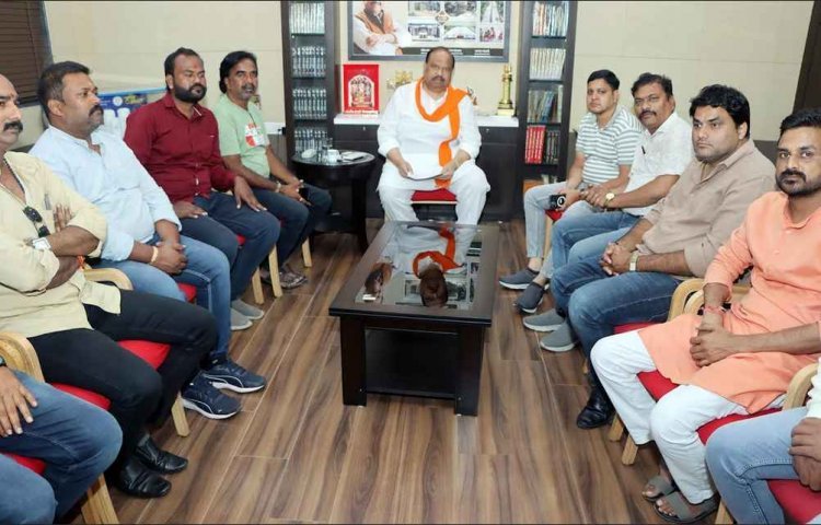 रतलाम विधायक के जनसंपर्क कार्यालय में होने वाले दीप मिलन समारोह की तैयारी शुरू, कैबिनेट मंत्री चेतन्य काश्यप ने ली बैठक