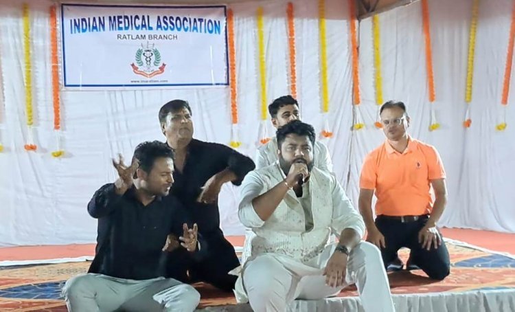 ये डॉक्टरों का अलग अंदाज है ! मरीजों की नब्ज टलोने वाले हाथों ने थामा माइक, ईसीजी के बजाय जांचा सुर और ताल का ग्राफ