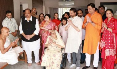 संत आगमन ! आचार्य नित्यसेन सूरीश्वर जी महाराज का कैबिनेट मंत्री चेतन्य काश्यप के मुंबई निवास पर हुआ मंगल आगमन