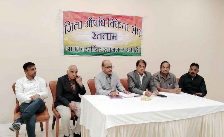 गंभीर मुद्दा ! चिकित्सक जानबूझकर गंदी लिखावट में लिख रहे प्रिस्क्रिप्शन, ताकि मेडिकल व्यवसायी समझ ही न सकें