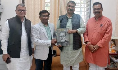 RSS के मध्य क्षेत्र के सह बौद्धिक प्रमुख हितानंद शर्मा और मप्र परशुराम कल्याण बोर्ड के प्रदेश अध्यक्ष को भेंट की ‘युग पुरुष बाबूजी’ पुस्तक