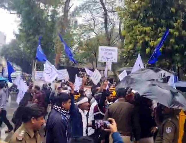 रतलाम में UGC का समर्थन ! संयुक्त मोर्चा ने रैली निकाल कर किया प्रदर्शन, पुलिस ने प्रदर्शनकारियों को रास्ते में रोका