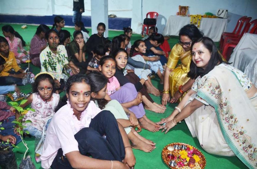 संस्कारों की शिक्षा ! महाअष्टमी पर आद्य शक्ति के साथ किया बालिकाओं का पूजन, तुलसी के पौधे भेंटकर किया सम्मान