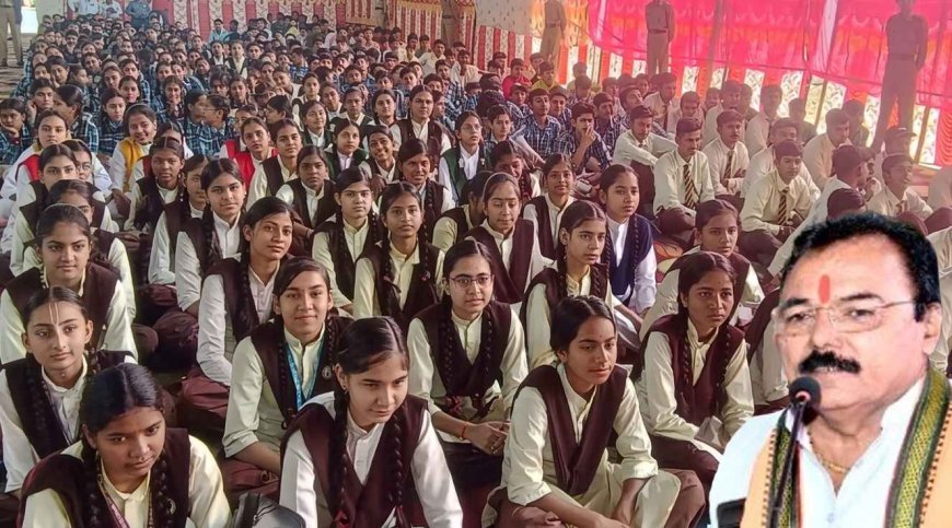 प्रवेशोत्सव : विद्यार्थियों का तिलक लगाकर विद्यालय में किया स्वागत, पाठ्य पुस्तकें और साइकिल भेंट की