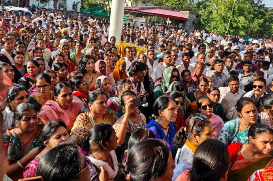 रतलाम में आंदोलन ! TET के विरोध में शिक्षक लामबंद, कलेक्ट्रेट में किया जंगी प्रदर्शन, नियुक्ति दिनांक से वरिष्ठता की मांग भी की