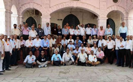 स्नेह मिलन : 40 साल बाद मिले इंजीनियर फिर बन गए ‘स्टूडेंट’, किसी ने पुरानी क्लास खोजी, किसी ने दोस्त का कंधा और छलक पड़ी यादें