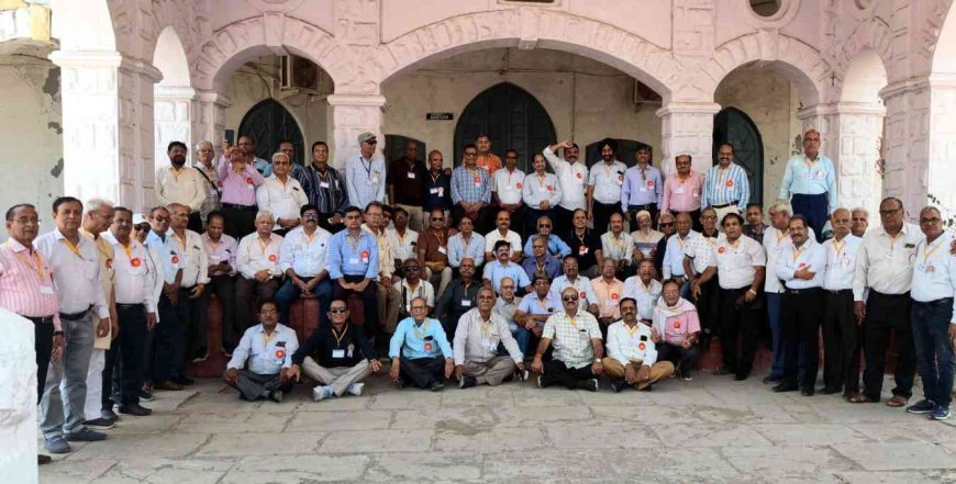 स्नेह मिलन : 40 साल बाद मिले इंजीनियर फिर बन गए ‘स्टूडेंट’, किसी ने पुरानी क्लास खोजी, किसी ने दोस्त का कंधा और छलक पड़ी यादें