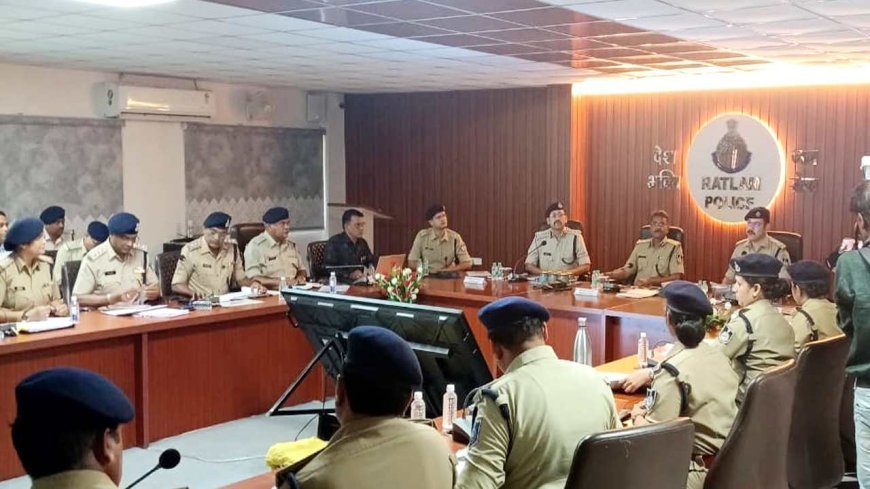 IG राकेश गुप्ता का रतलाम दौरा ! अपराध नियंत्रण पर सख्ती और आधुनिक पुलिसिंग पर दिया जोर, पुलिस परिवार को मिला ‘निकुंज’ सामुदायिक भवन
