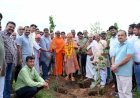 हरियाली अमावस्या पर भाई-बहन की पहाड़ी पर हुआ त्रिवेणी वन रोपण अभियान का शुभारंभ, पद्मश्री महेश शर्मा और संतों की मौजूदगी में रोपी गई 111 त्रिवेणी