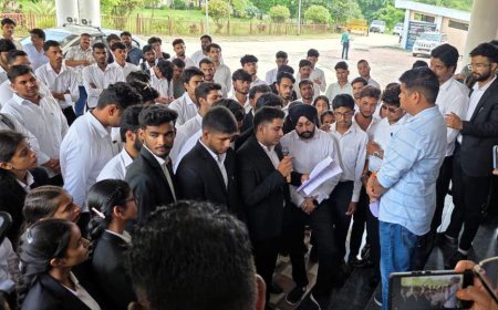 विधि महाविद्यालय के गणेशोत्सव में बाहरी व्यक्तियों के प्रवेश से नाराज विद्यार्थियों ने खोला मोर्चा, ज्ञापन सौंपकर प्राचार्य व छात्राओं से अभद्रता का लगाया आरोप