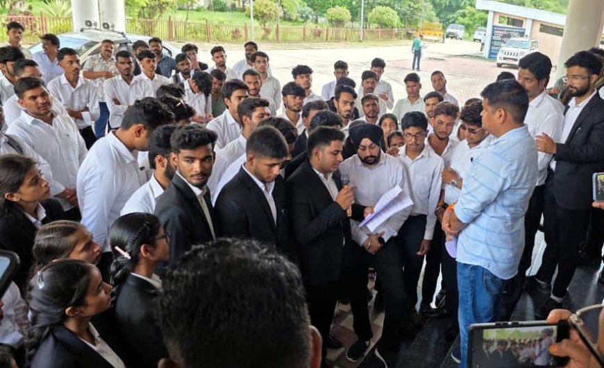 विधि महाविद्यालय के गणेशोत्सव में बाहरी व्यक्तियों के प्रवेश से नाराज विद्यार्थियों ने खोला मोर्चा, ज्ञापन सौंपकर प्राचार्य व छात्राओं से अभद्रता का लगाया आरोप