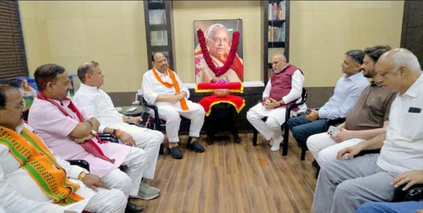 मंत्री चेतन्य काश्यप की माता तेजकुंवर बाई को श्रद्धांजलि देने पहुंच रहे जनप्रतिनिधि, संत और गणमान्यजन, प्रधानमंत्री नरेंद्र मोदी सहित कई प्रमुख हस्तियों ने शोक संदेश भेजकर व्यक्त की संवेदना